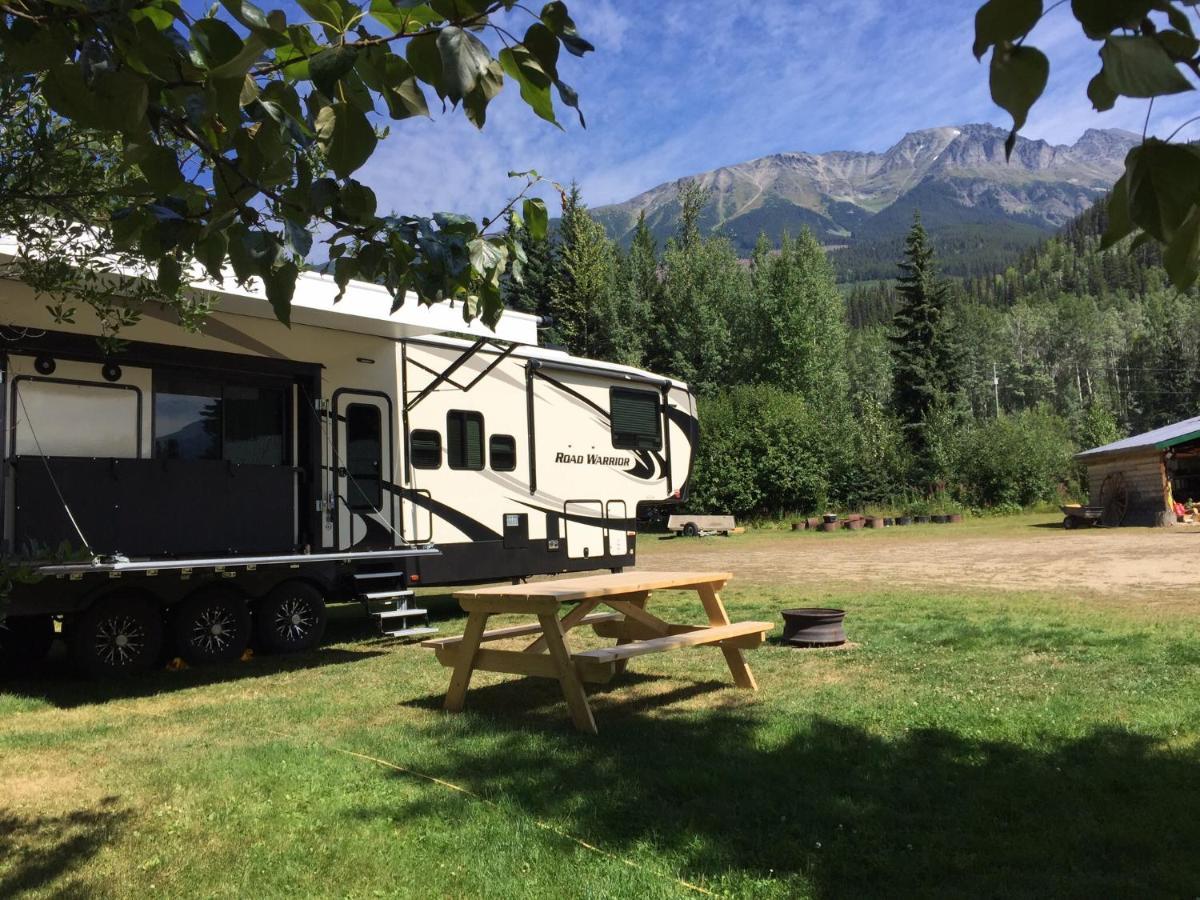 Summit River Lodge & Campsites Valemount Exteriör bild
