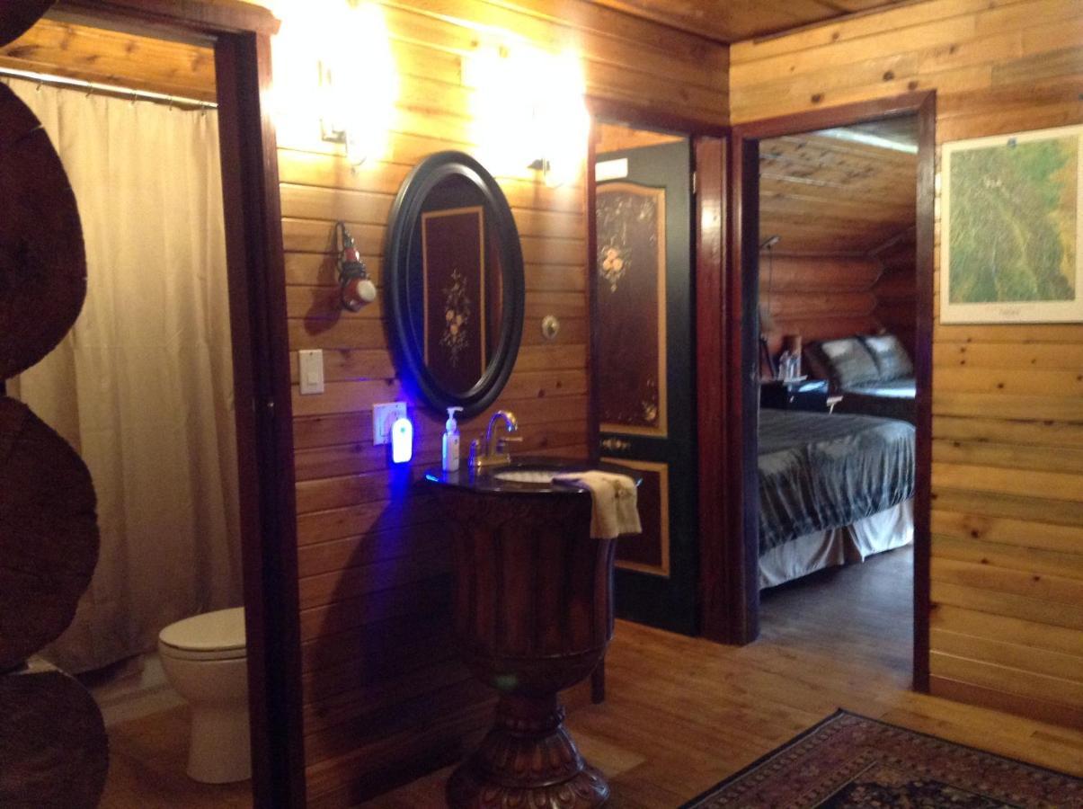Summit River Lodge & Campsites Valemount Rum bild