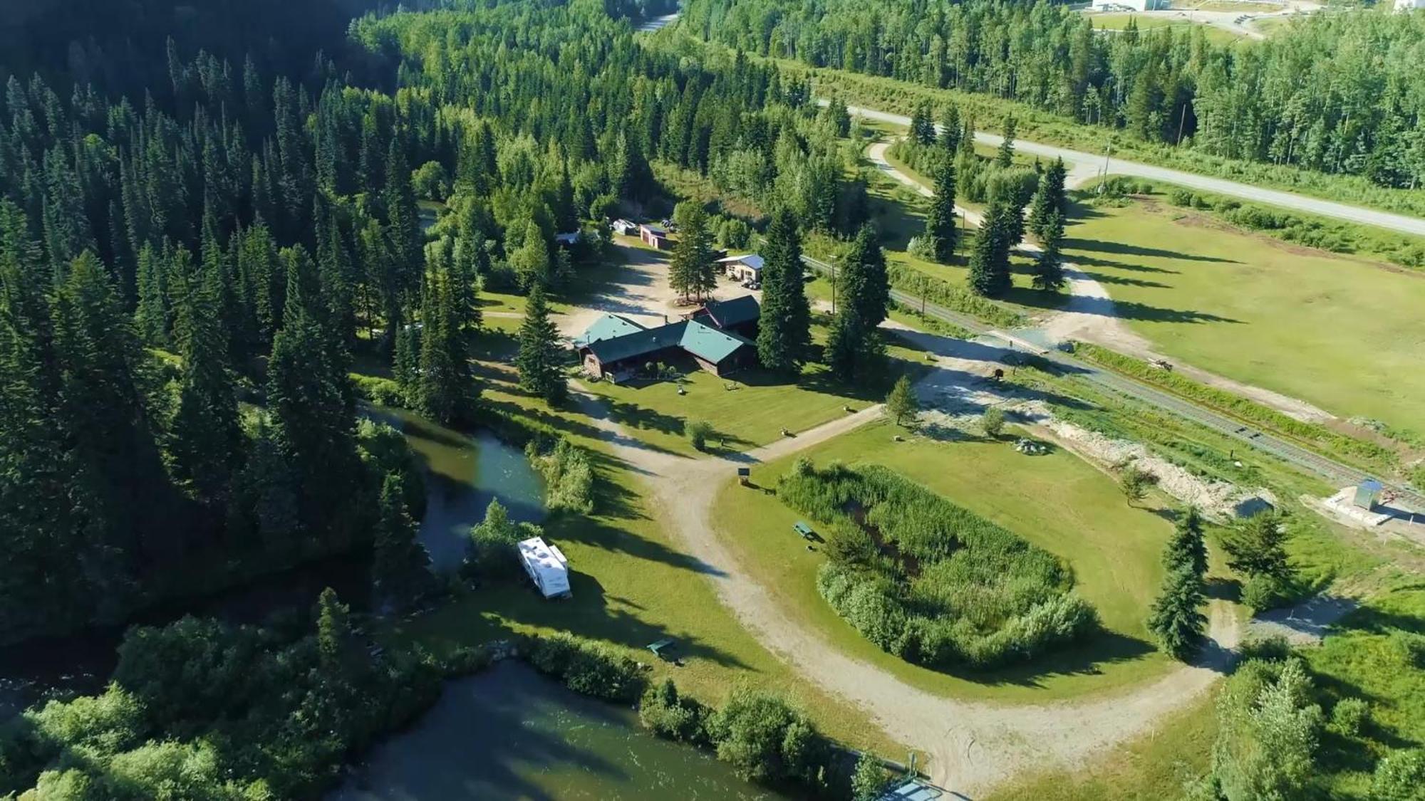 Summit River Lodge & Campsites Valemount Exteriör bild